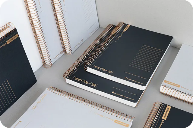 イメージ画像：機能性と使いやすさを兼ね備えたノート『spiral note BASIC（スパイラルノート ベーシック）』に、ビジネスシーンにもなじむモノトーンカラー「ブラック」「ライトグレー」の2色が新登場しました！