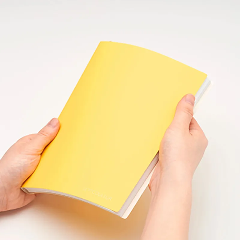 表紙はずっと触っていたくなるような      「さらさらしっとり」の優しい触り心地。