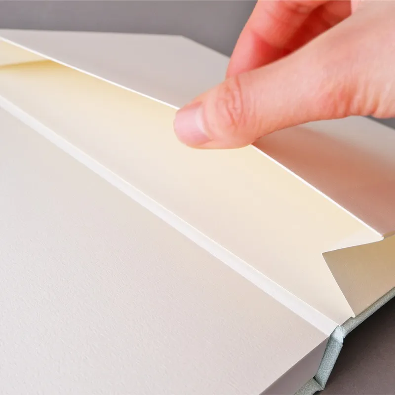 収納に便利な紙ポケット付き