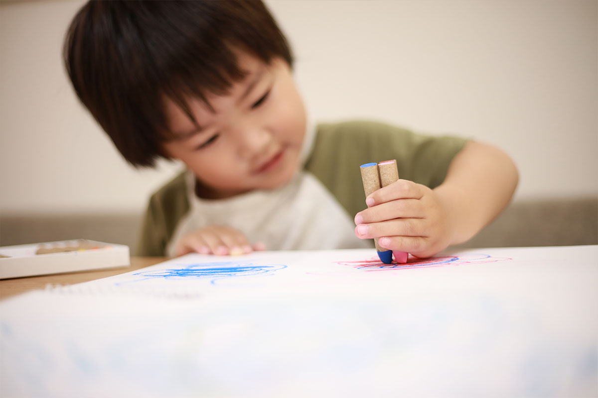 お絵描き遊びで使う道具選びのポイント！子供に知育を楽しんでもらうために