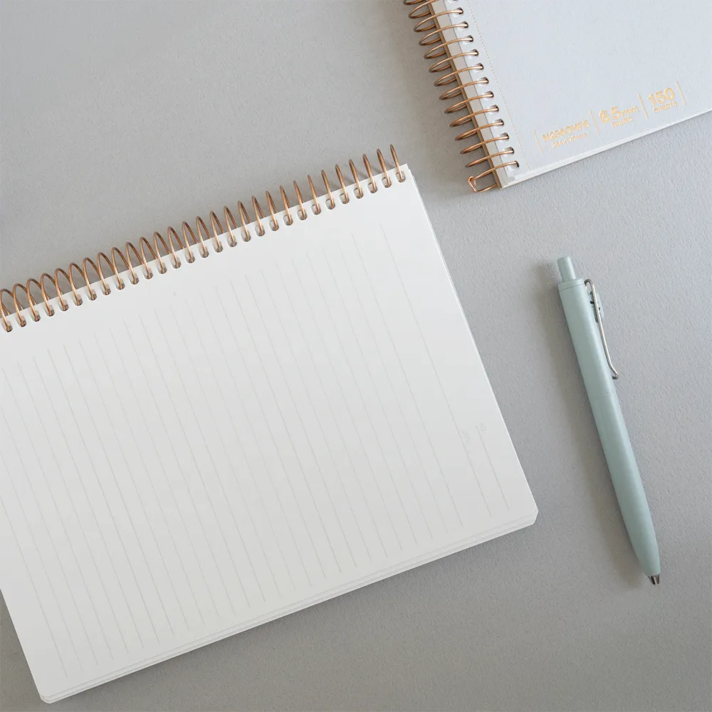 机の上でも省スペース