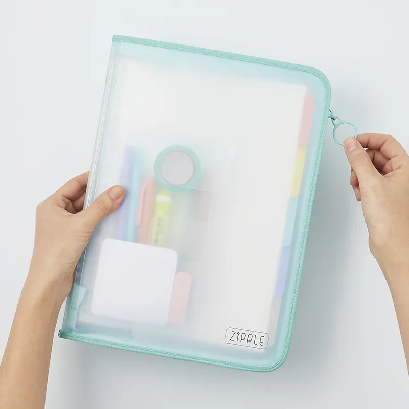 ぐるっと閉じられるジッパーで中身が落ちない