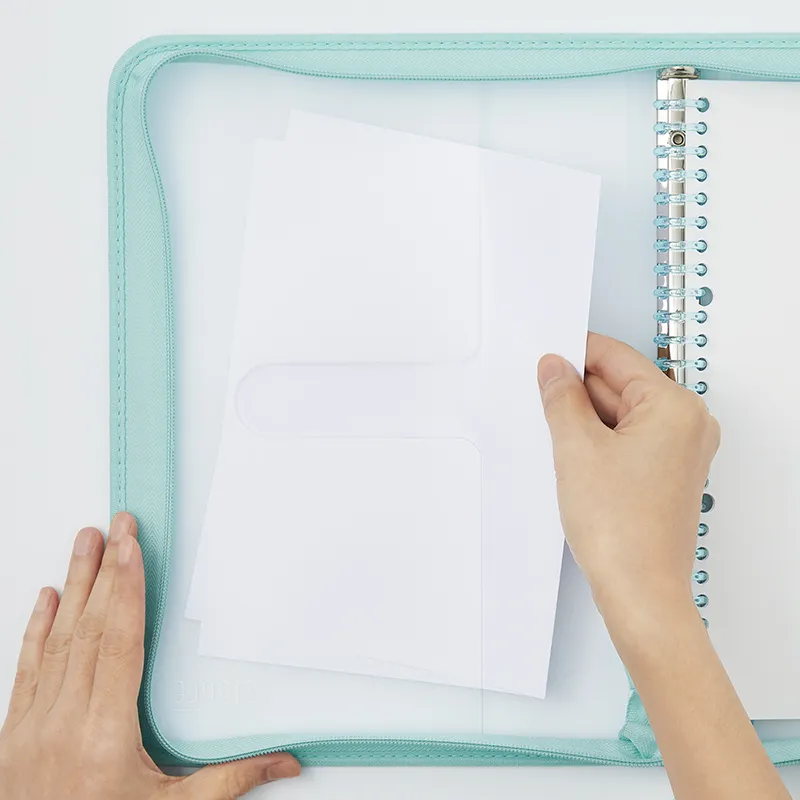 書類やルーズリーフが入る表紙ポケット付