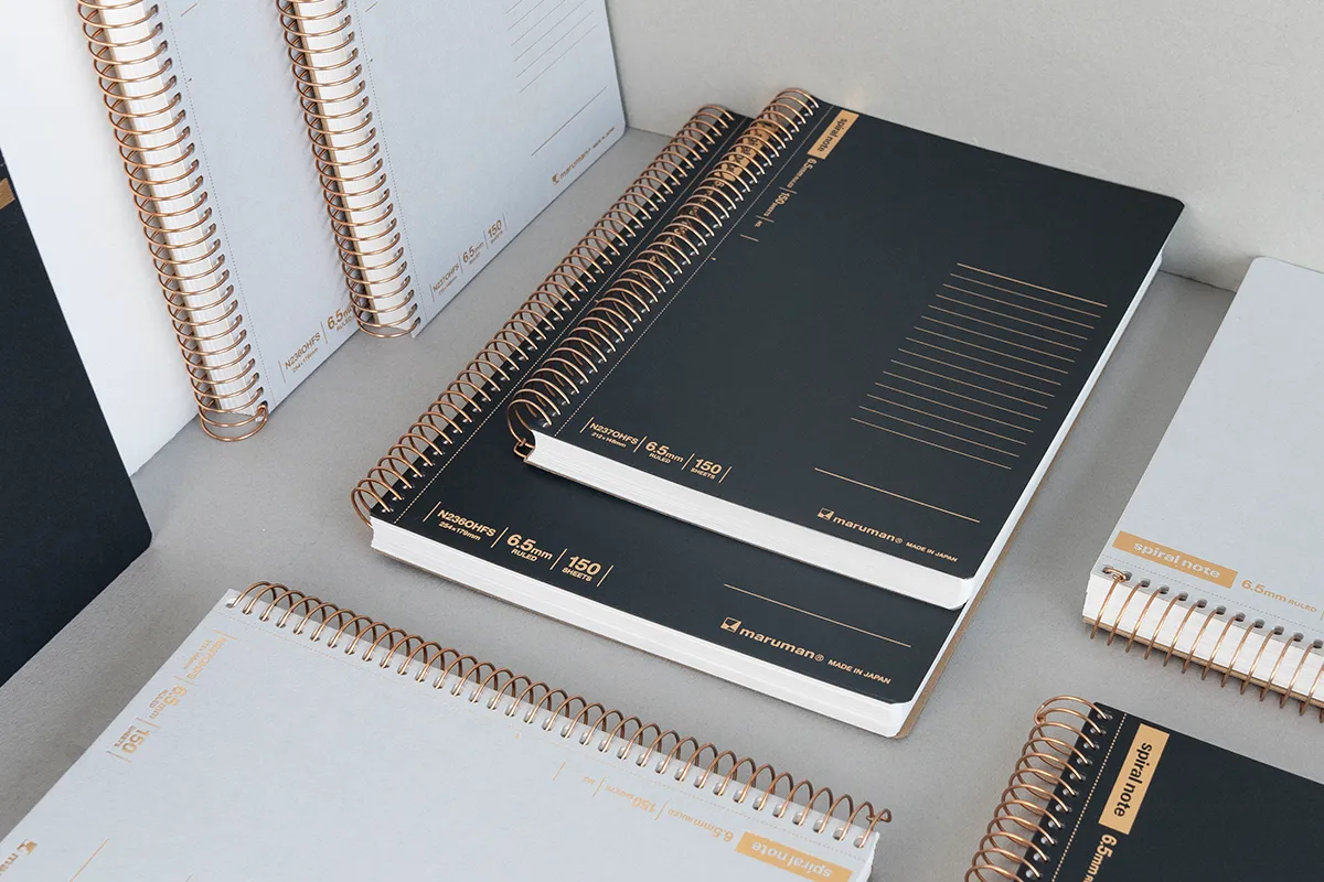 1.5cmの分厚い「スパイラルノート ベーシック」にモノトーンの新色〈ブラック／ライトグレー〉が登場