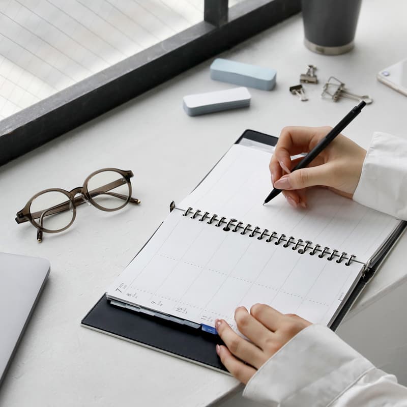 仕事に活かせる手帳の書き方・使い方とは?アイデア次第で手帳はもっと便利に!【基礎知識編】 仕事に活かせる手帳の書き方・使い方とは?アイデア次第で手帳はもっと便利に!【基礎知識編】